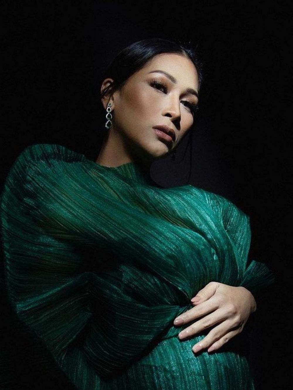 9 Gaya pemotretan maternity Tata Janeeta dalam 3 tema, menawan