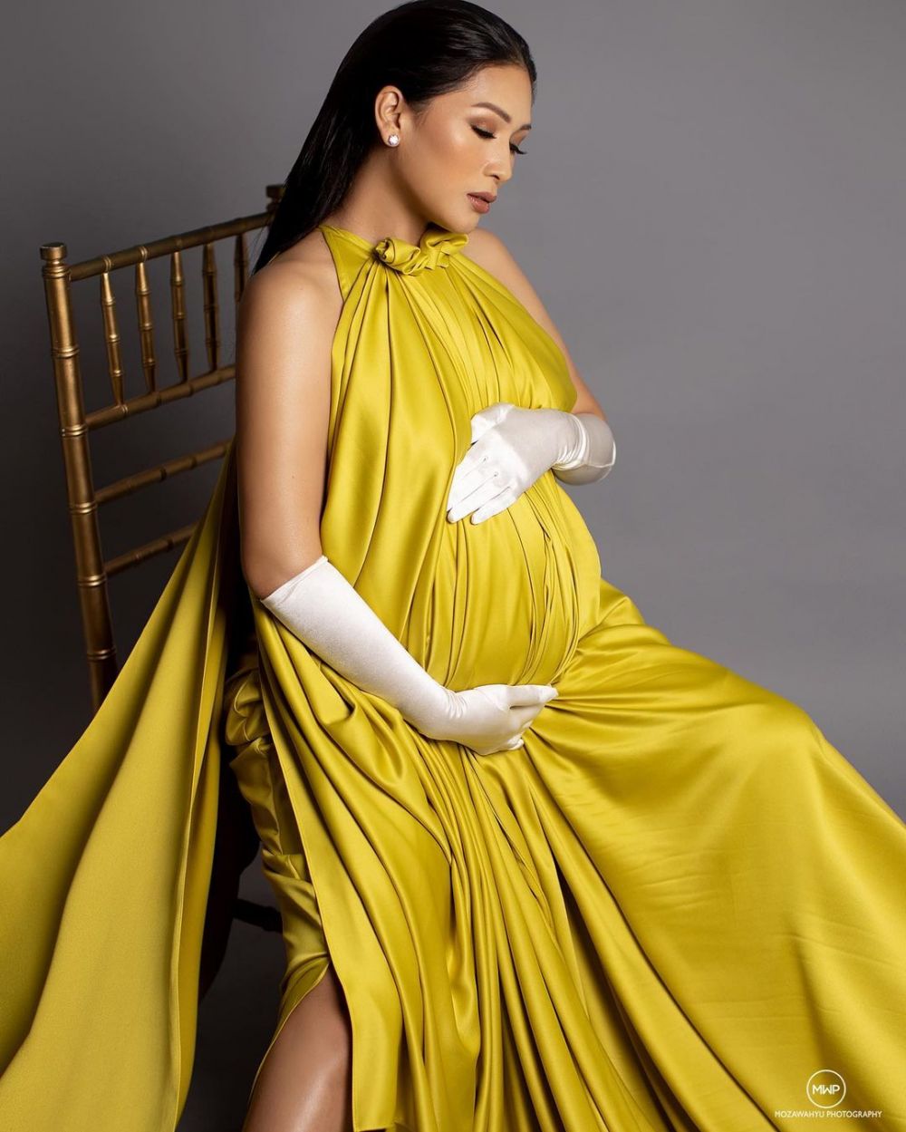 9 Gaya pemotretan maternity Tata Janeeta dalam 3 tema, menawan