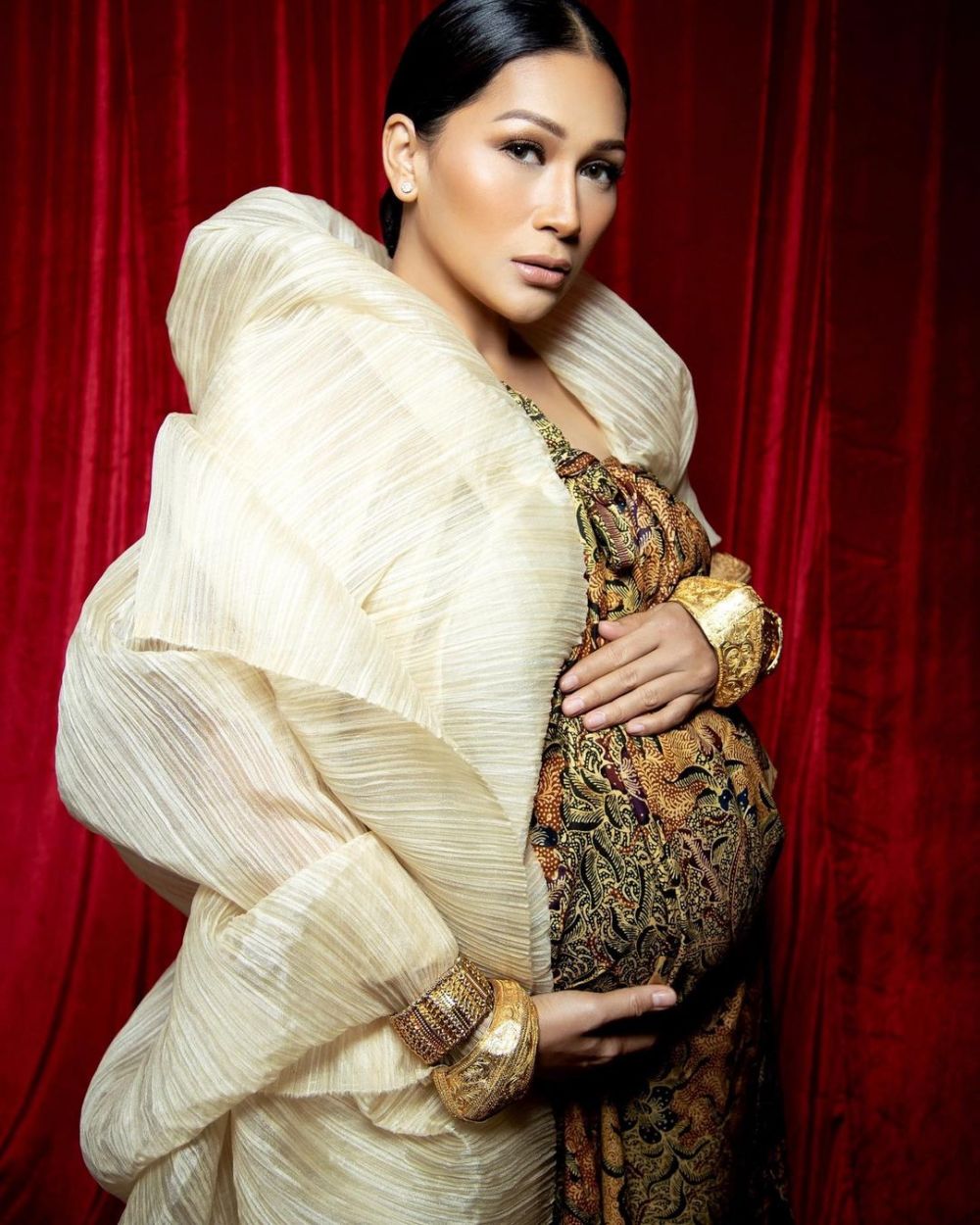 9 Gaya pemotretan maternity Tata Janeeta dalam 3 tema, menawan