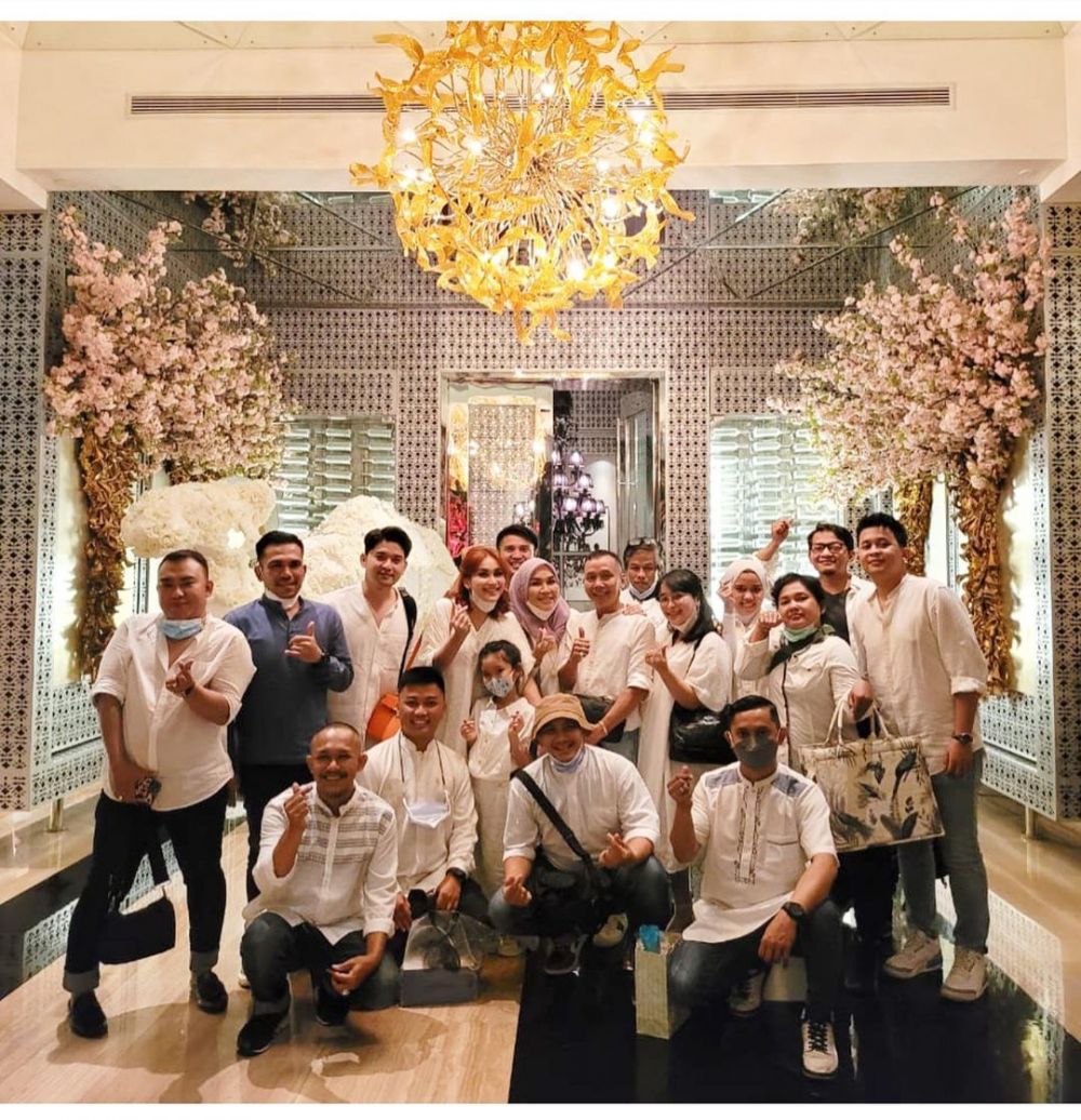 10 Momen buka bersama Ayu Ting Ting bareng karyawan, seru dan hangat