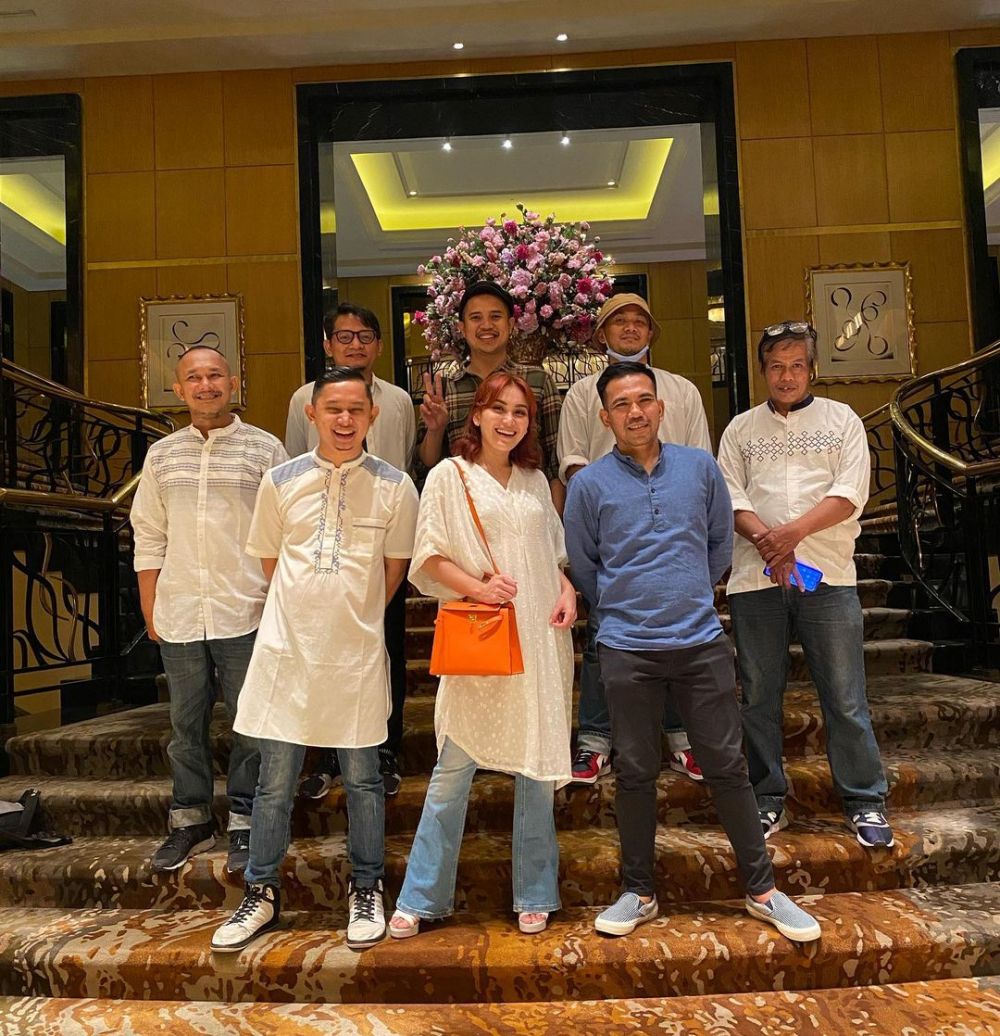 10 Momen buka bersama Ayu Ting Ting bareng karyawan, seru dan hangat