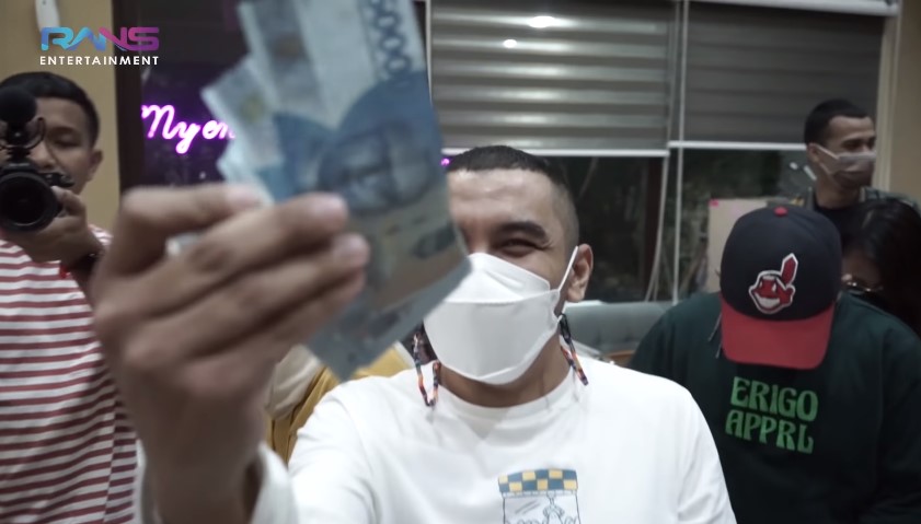 10 Momen Nagita bagi-bagi hampers Lebaran, ada yang dapat iPhone