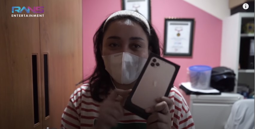 10 Momen Nagita bagi-bagi hampers Lebaran, ada yang dapat iPhone