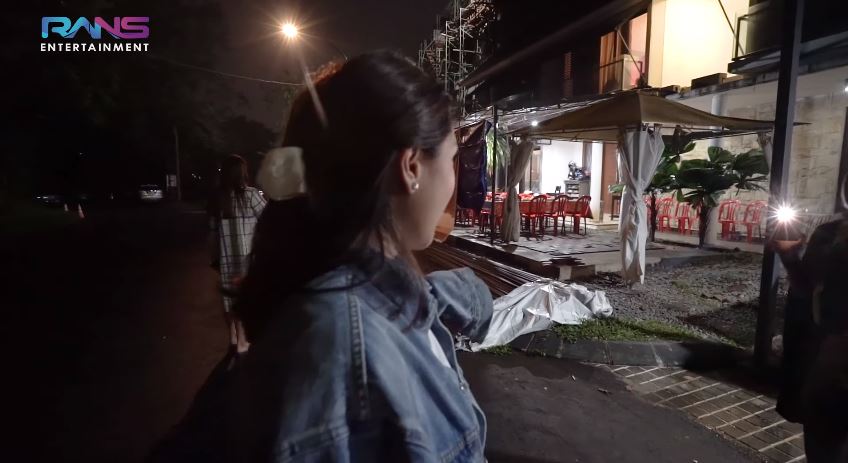 8 Momen Nagita Slavina jajan warung kaki lima, borong dagangan