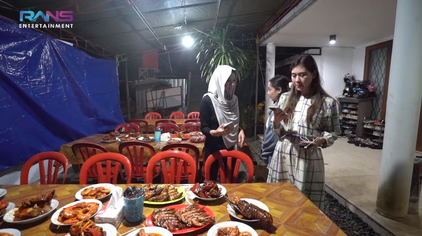 8 Momen Nagita Slavina jajan warung kaki lima, borong dagangan