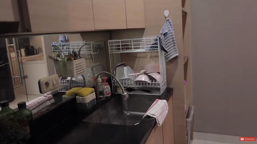 10 Potret dapur Fendy Chow usai renovasi, elegan berdesain minimalis