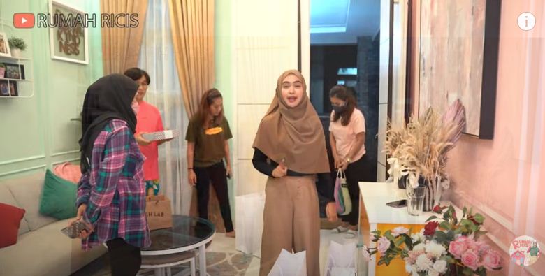 9 Momen Ria Ricis tunjukkan isi hampers ke timnya, ada barang branded