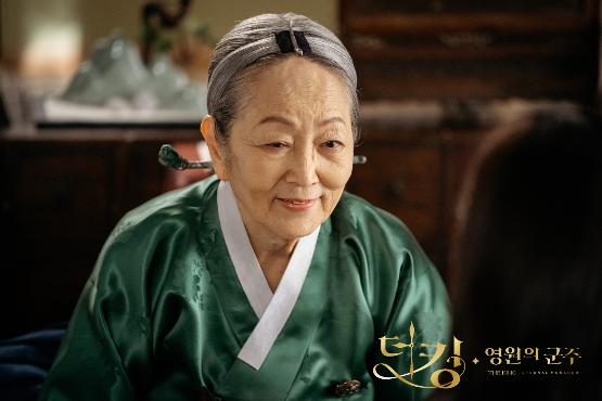 Potret 8 pemeran nenek ikonik di drama Korea, ada yang menang Oscar