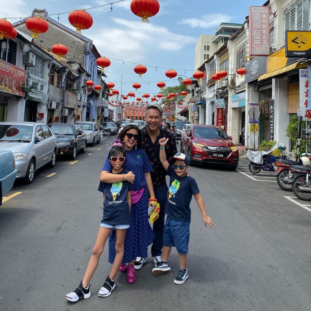 Beda gaya outfit 8 VJ MTV saat momong anak, fashionable