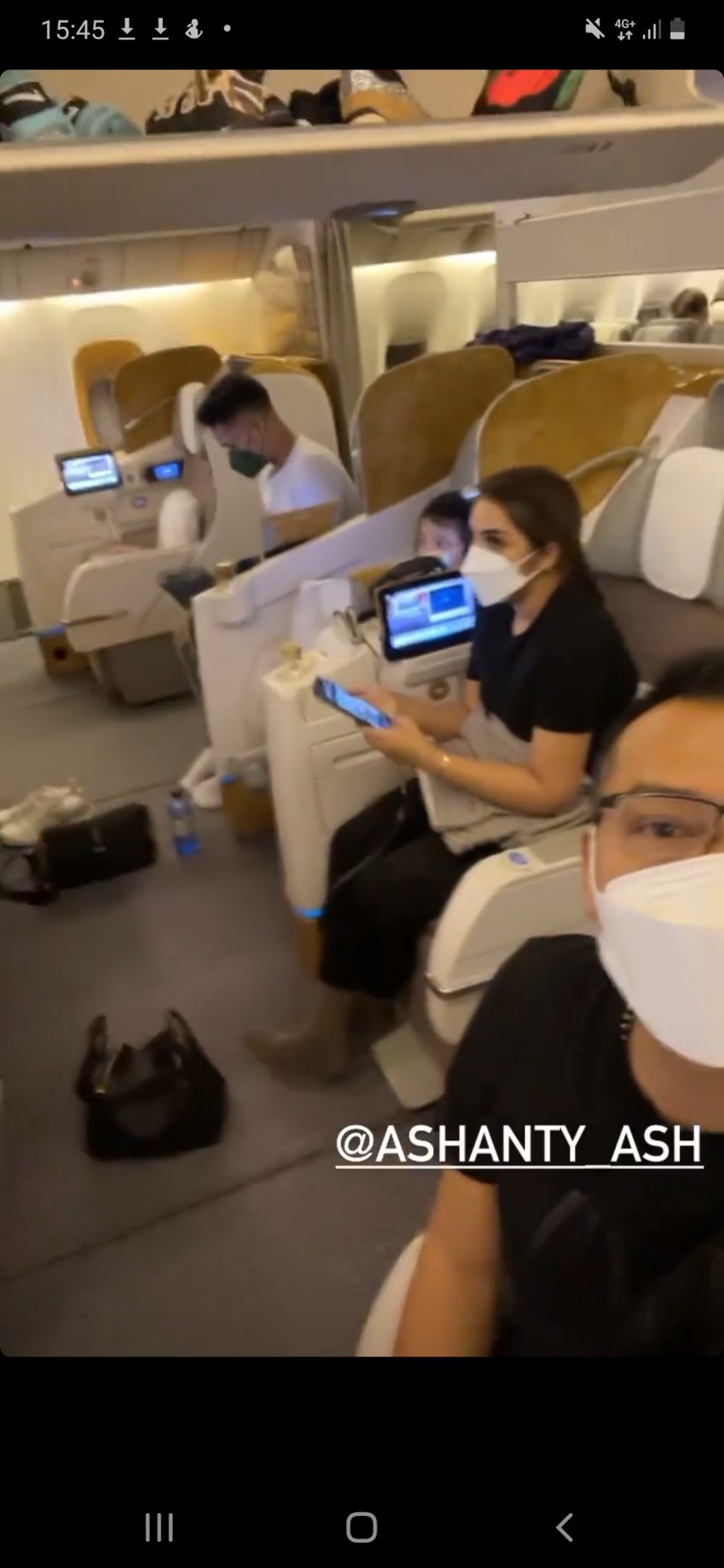 8 Momen Ashanty berangkat ke Turki untuk berobat, boyong karyawan