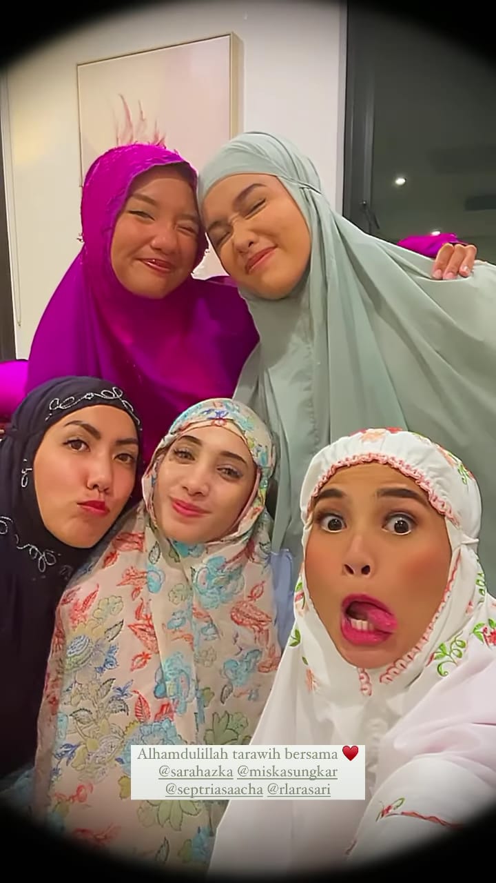 8 Momen hangat Acha Septriasa bukber bareng gengnya di Australia