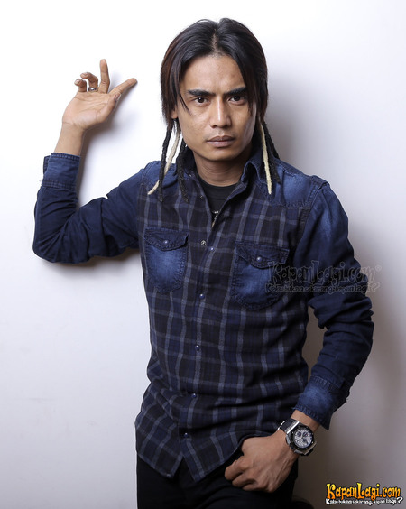 Potret lawas 12 vokalis band pria, gaya rambutnya ikonik