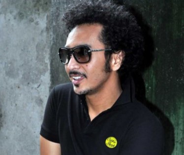 Potret lawas 12 vokalis band pria, gaya rambutnya ikonik