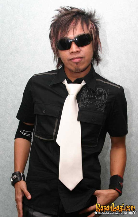 Potret lawas 12 vokalis band pria, gaya rambutnya ikonik