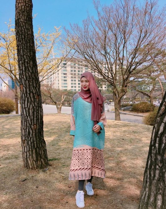 10 Gaya outfit hijab Ayana Moon, bisa jadi inspirasi Lebaran