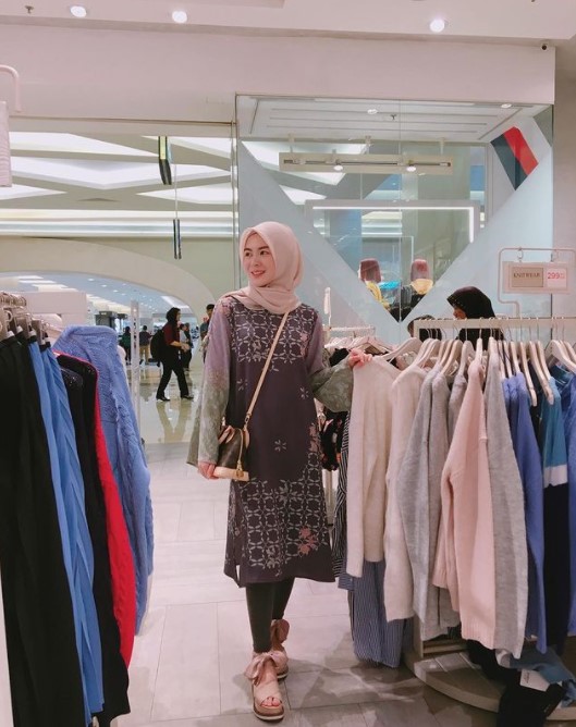 10 Gaya outfit hijab Ayana Moon, bisa jadi inspirasi Lebaran