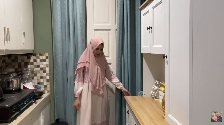 10 Potret rumah mertua Kartika Putri usai renovasi, didesain modern