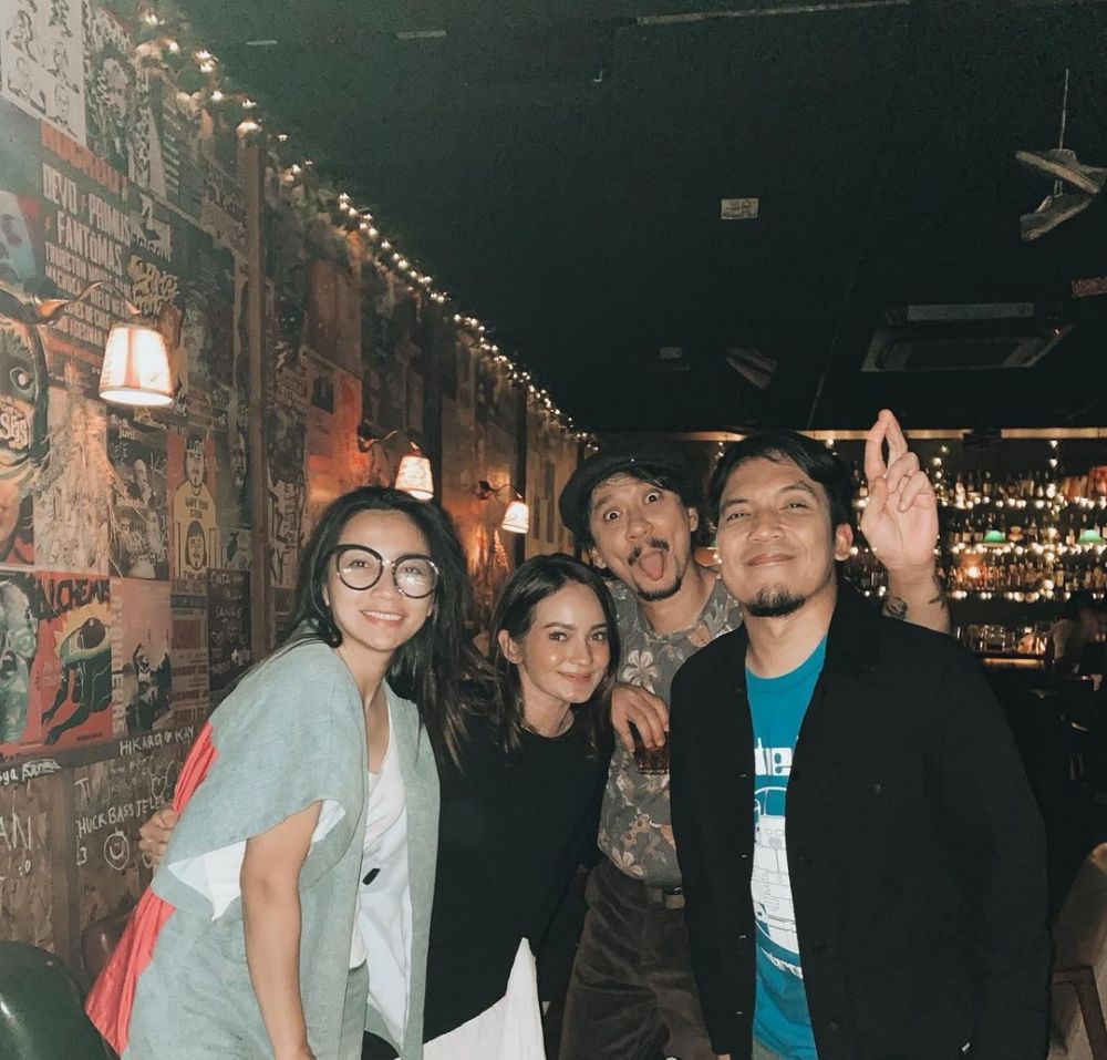 Potret persahabatan 8 seleb dengan jarak usia belasan tahun, kompak