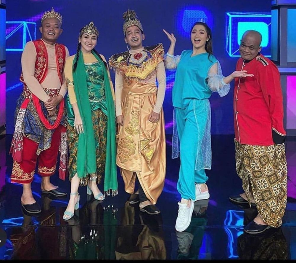 Potret kenangan 10 seleb dengan Sapri Pantun, penuh kesan mendalam