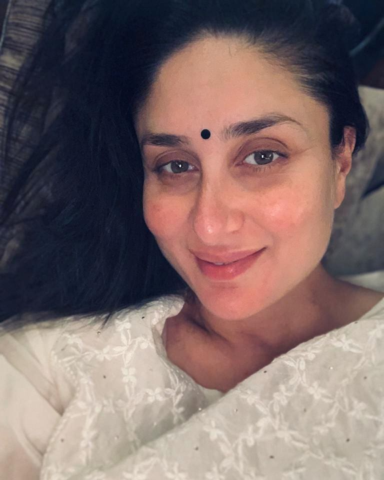 10 Beda gaya Kajol dan Kareena Kapoor tanpa makeup, tetap memesona