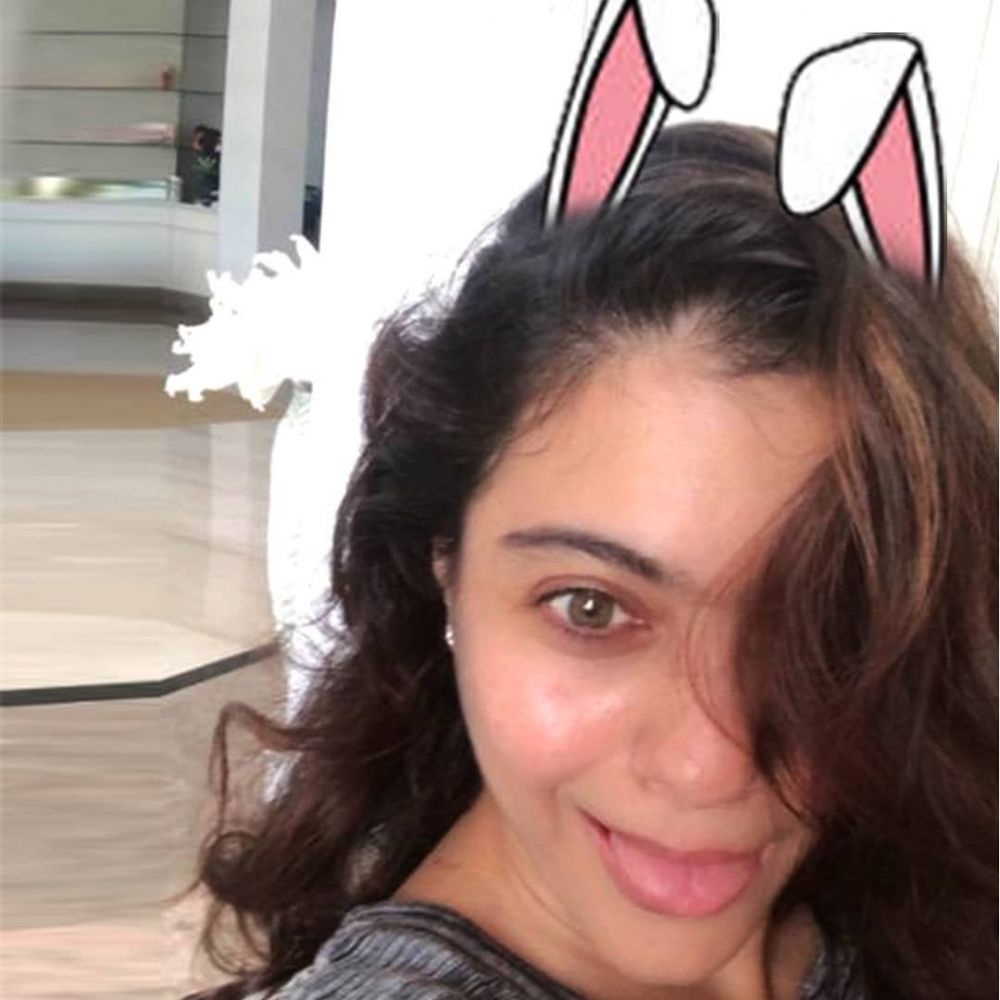 10 Beda gaya Kajol dan Kareena Kapoor tanpa makeup, tetap memesona