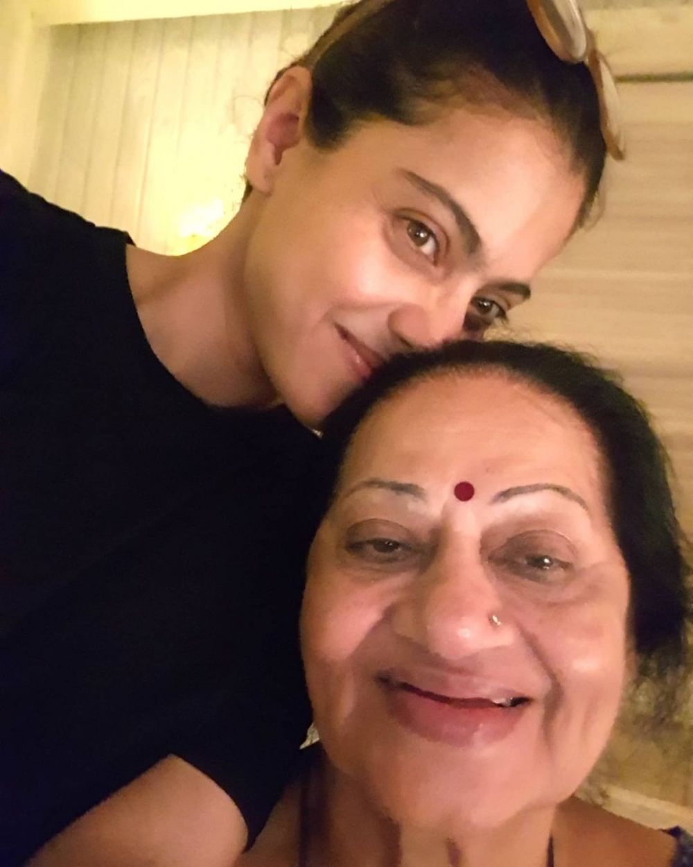 10 Beda gaya Kajol dan Kareena Kapoor tanpa makeup, tetap memesona