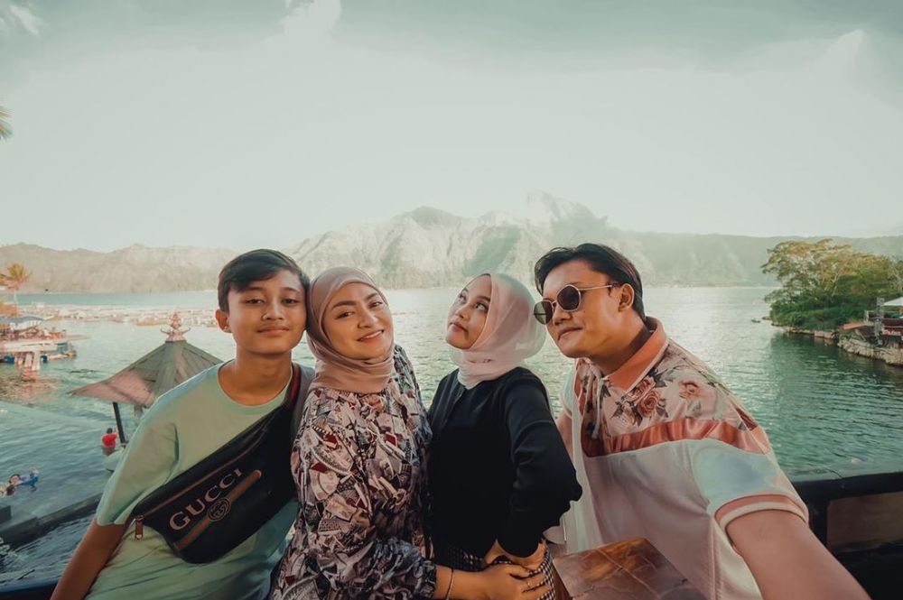 Potret kedekatan 9 seleb dengan anak sambung yang beranjak dewasa