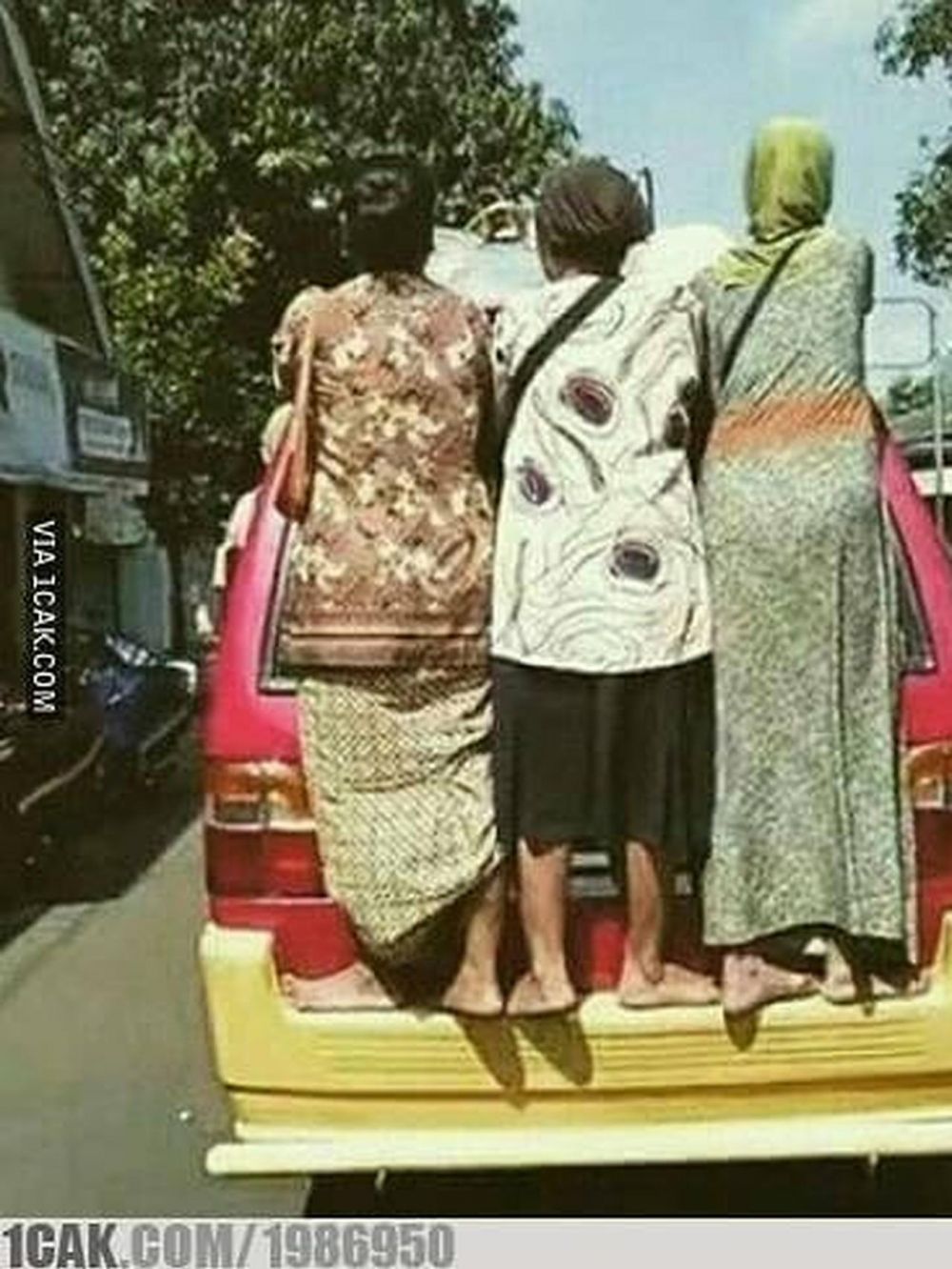 20 Kelakuan lucu penumpang bus +62 ini bikin nggak habis pikir