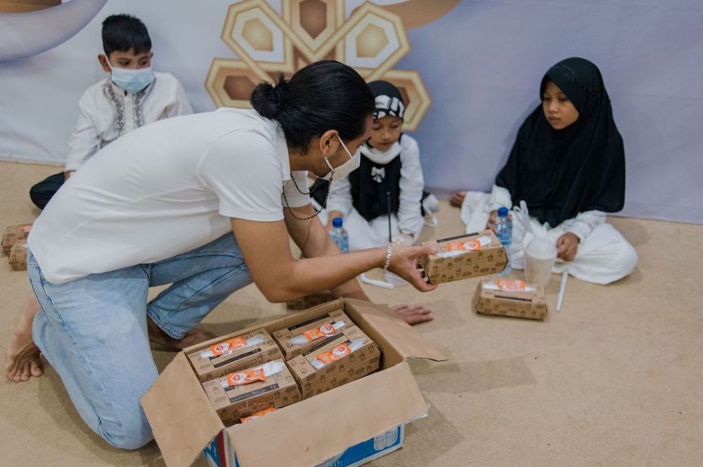 10 Momen Giorgino Abraham buka bersama anak yatim, penuh kehangatan