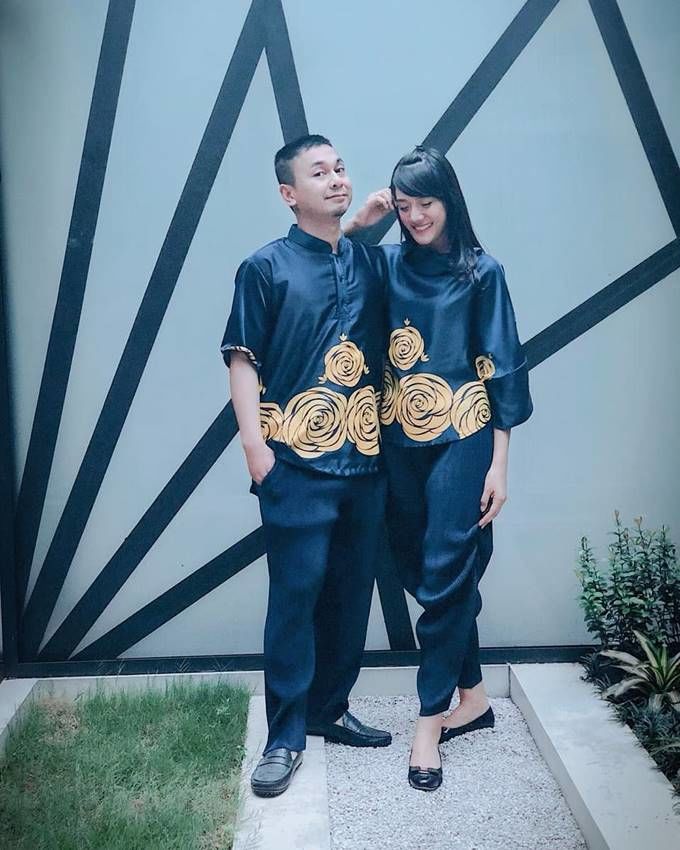 Potret 9 komika Indonesia kembaran baju dengan pasangan, kompak abis
