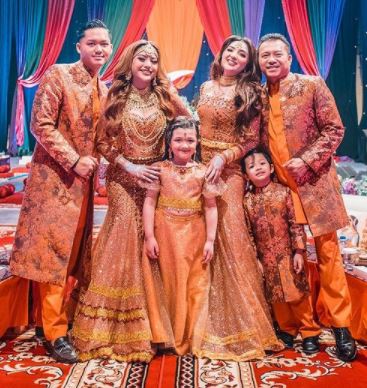 10 Potret keluarga Anang dan Ashanty pakai baju kembar, kompak banget