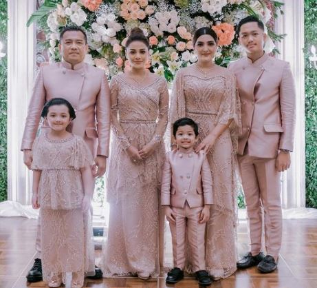 10 Potret keluarga Anang dan Ashanty pakai baju kembar, kompak banget