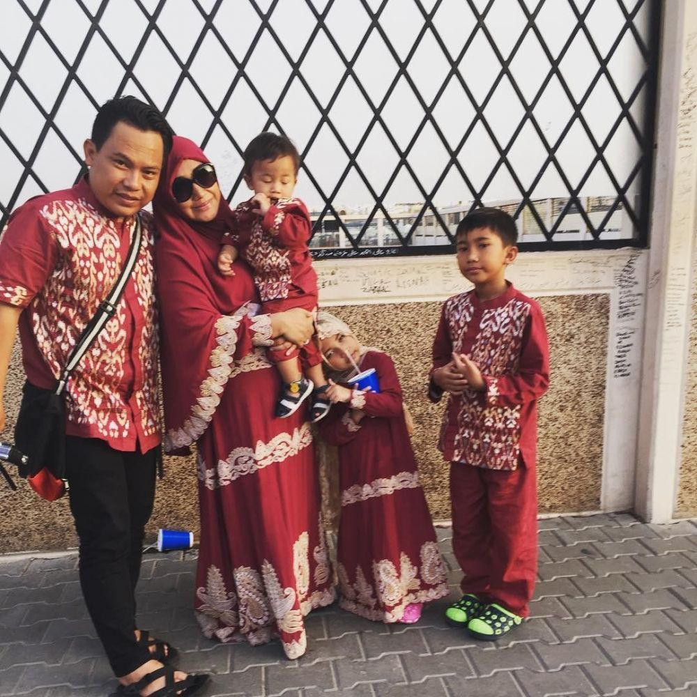 Jarang tersorot, ini potret kebersamaan 9 vokalis band dan keluarga