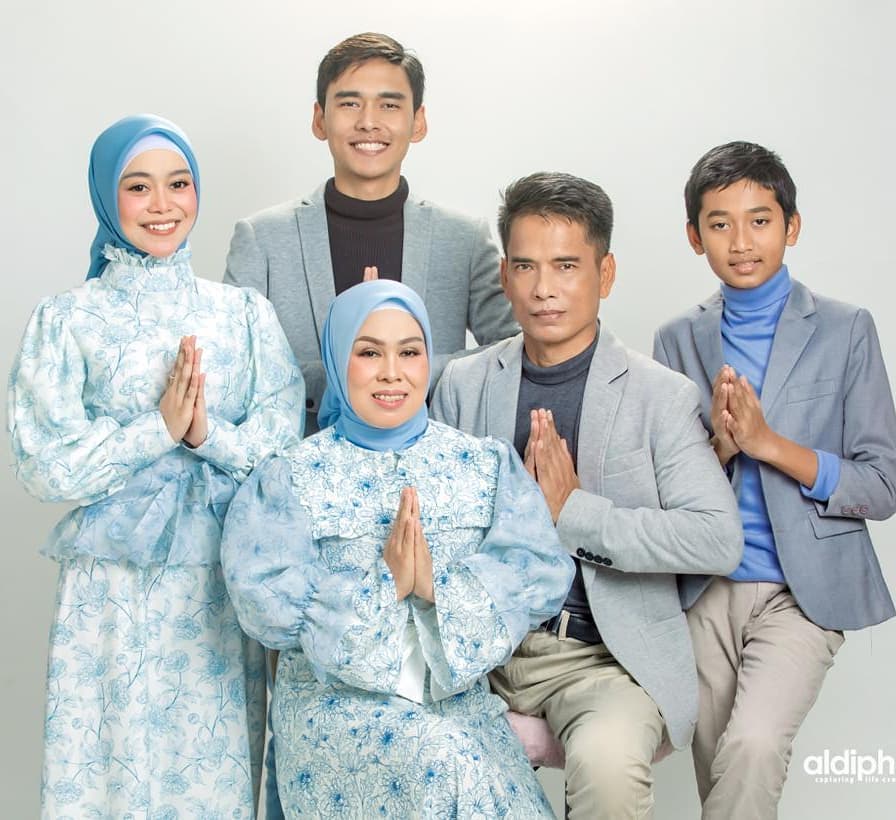 Gaya pemotretan 7 keluarga seleb bertemakan Lebaran, penuh kehangatan