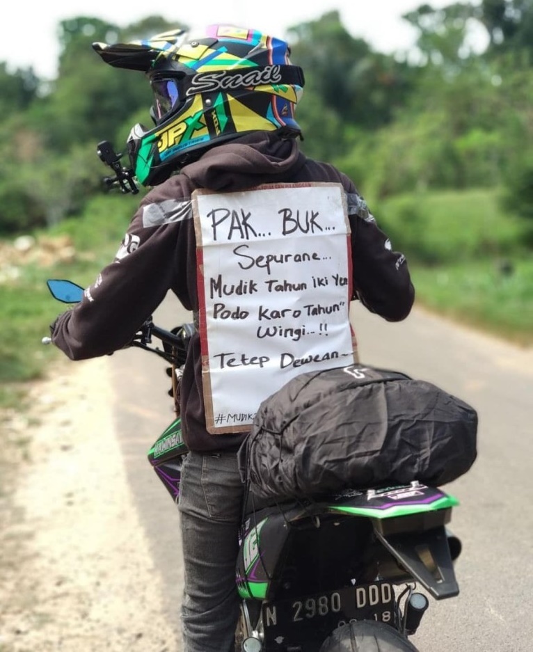 10 Tulisan lucu di motor pemudik untuk orang tua di kampung, kocak pol