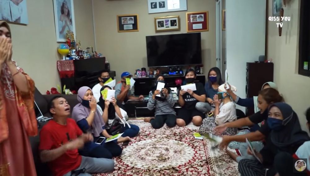 Potret 7 seleb bagi-bagi THR saat Lebaran, selalu heboh