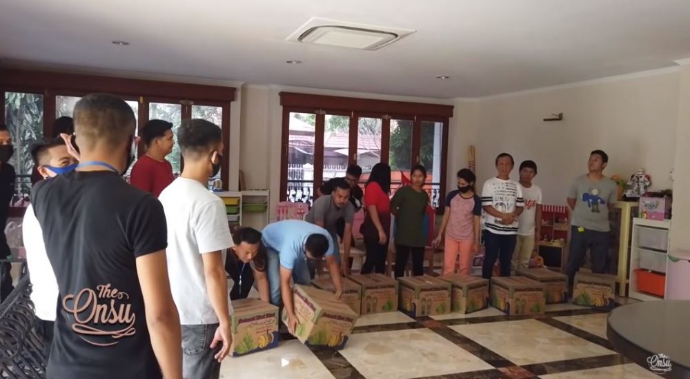 Potret 7 seleb bagi-bagi THR saat Lebaran, selalu heboh