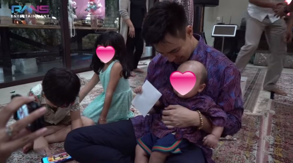 Potret 7 seleb bagi-bagi THR saat Lebaran, selalu heboh