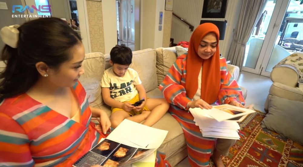 10 Momen Lebaran keluarga Nagita Slavina, Rafathar dapat THR dolar AS