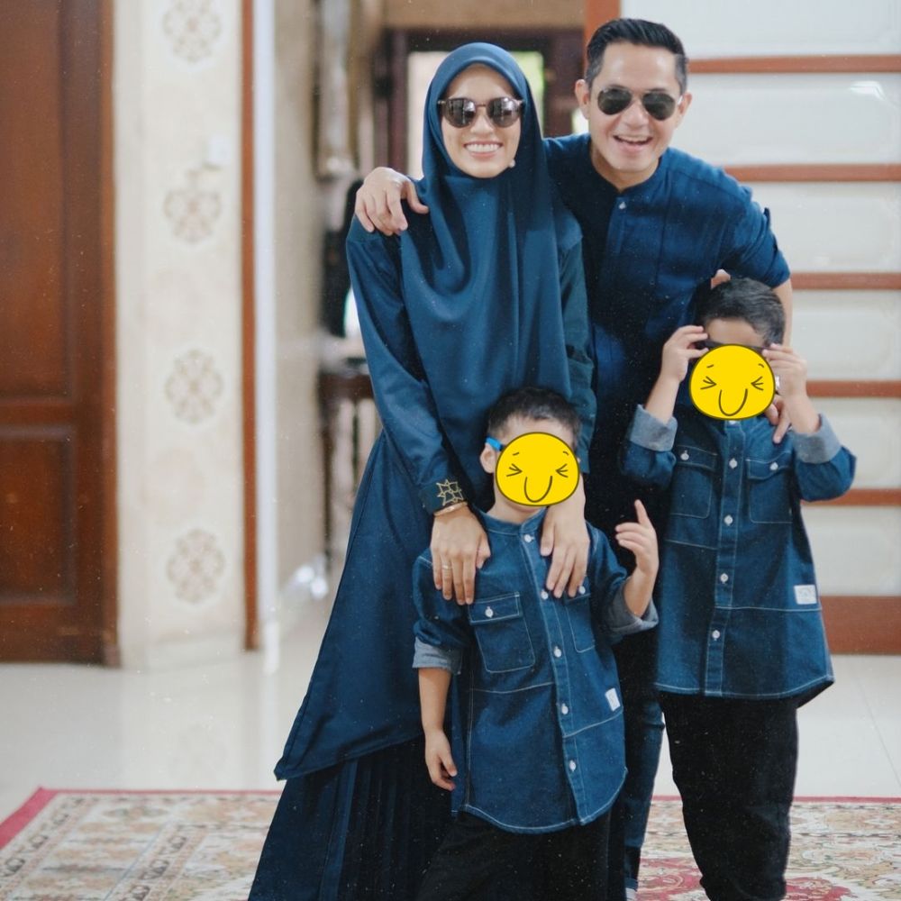 Potret keluarga 10 seleb kembaran baju Lebaran, Nagita desain sendiri