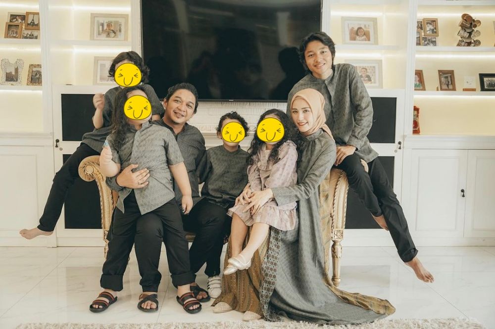 Potret keluarga 10 seleb kembaran baju Lebaran, Nagita desain sendiri