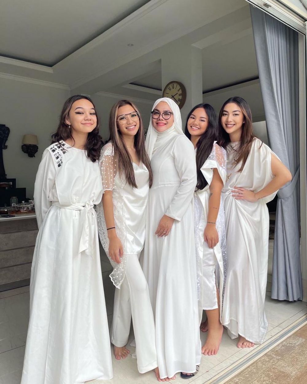 Potret keluarga 10 seleb kembaran baju Lebaran, Nagita desain sendiri