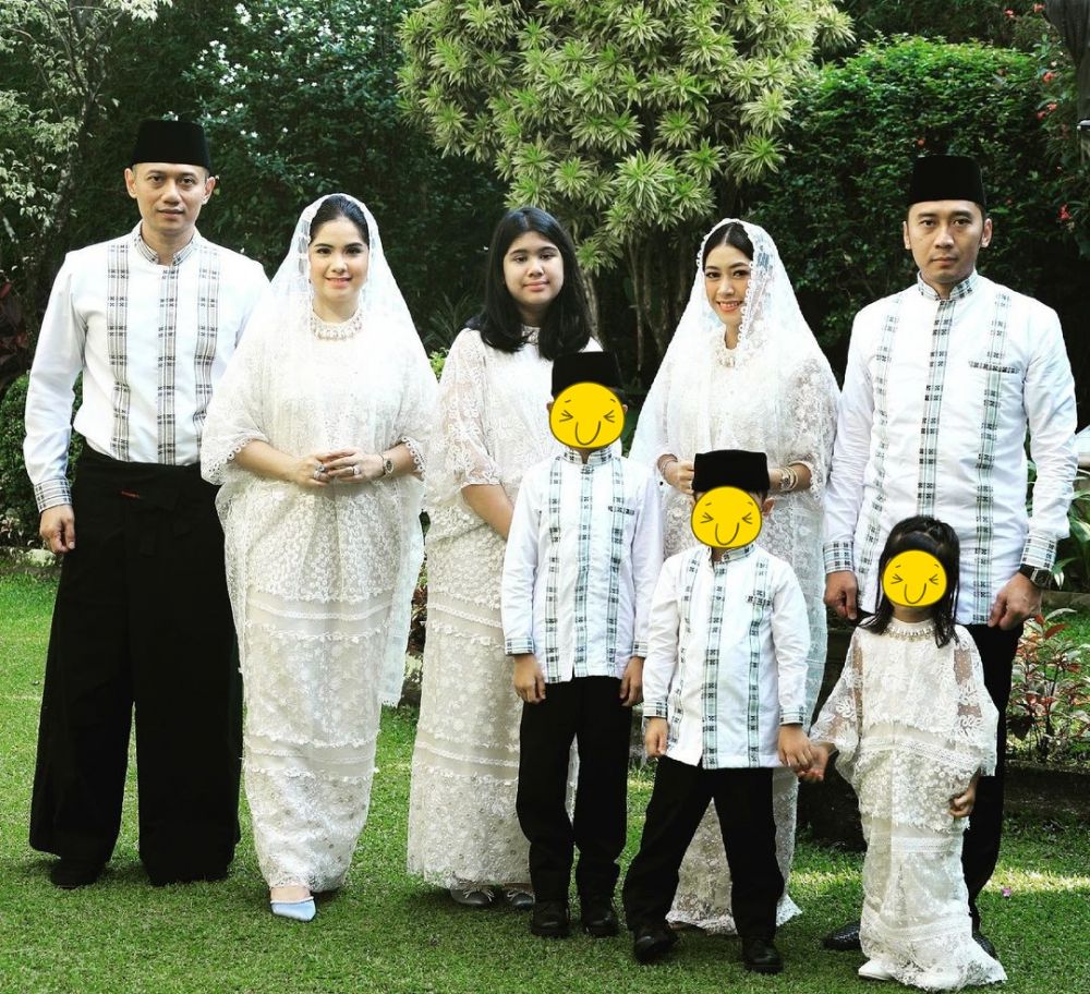 Potret keluarga 10 seleb kembaran baju Lebaran, Nagita desain sendiri