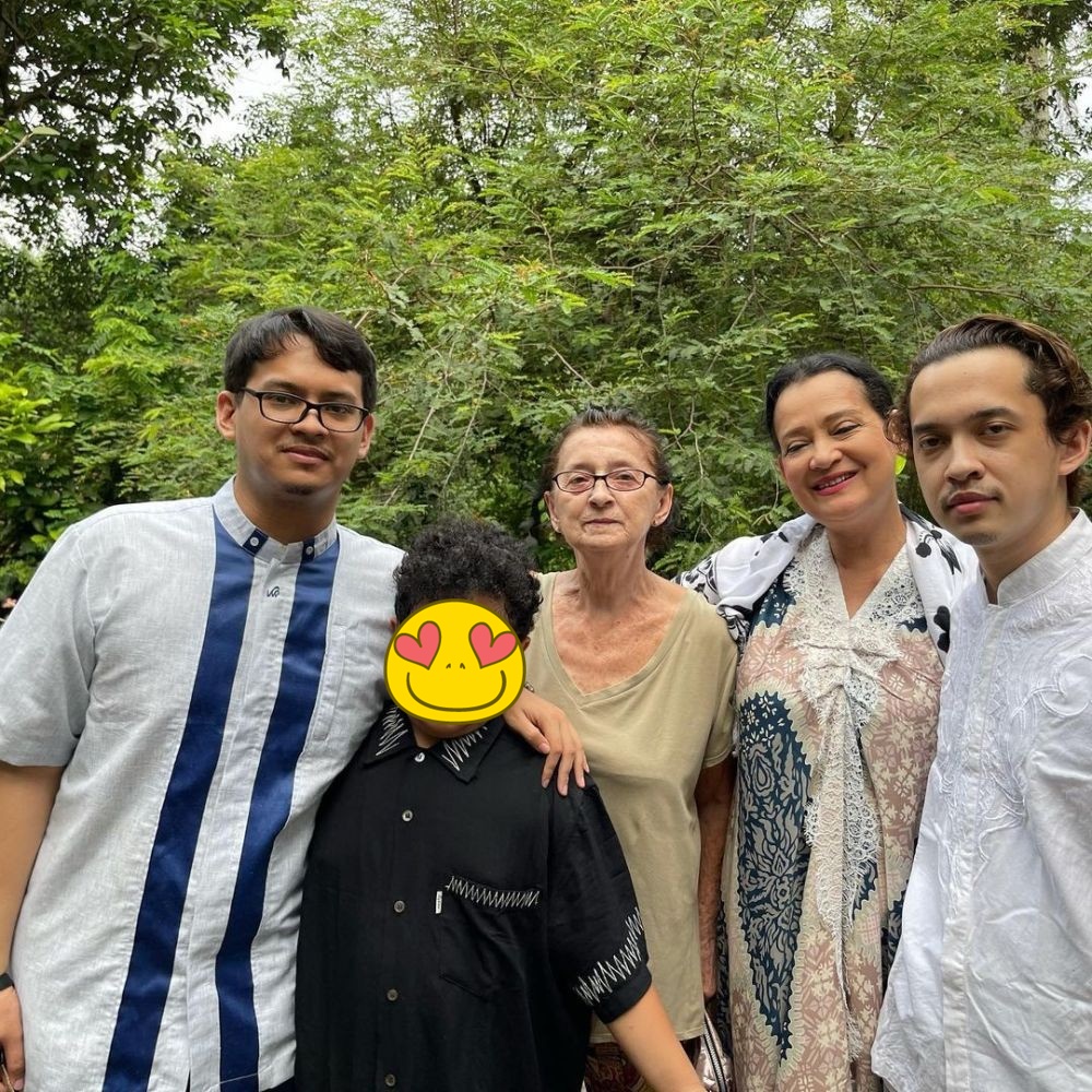 Potret 8 pemain Ikatan Cinta saat Lebaran, Arya Saloka dan istri mesra