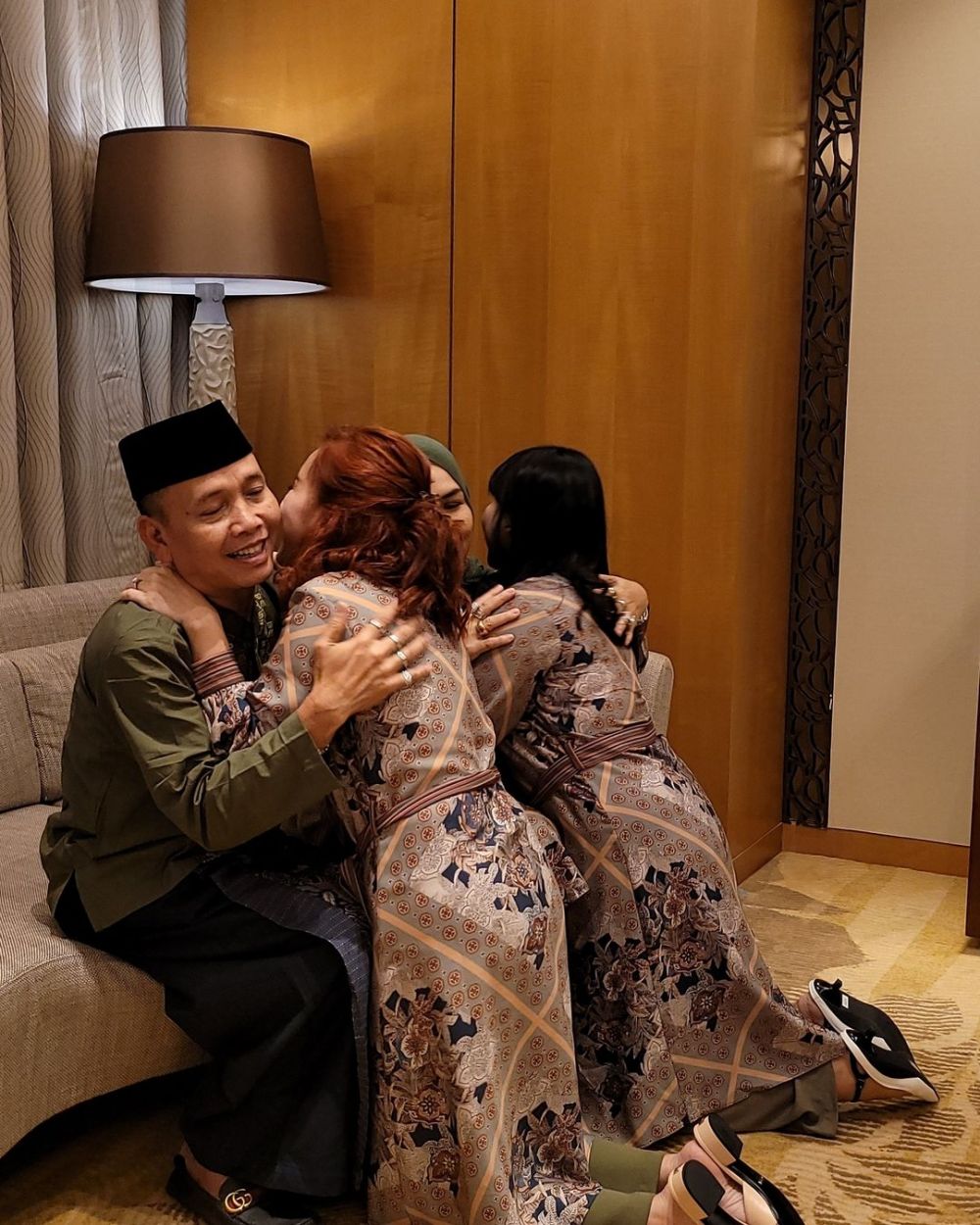 6 Potret ayah dan ibu Ayu Ting Ting pakai cincin banyak, jadi sorotan