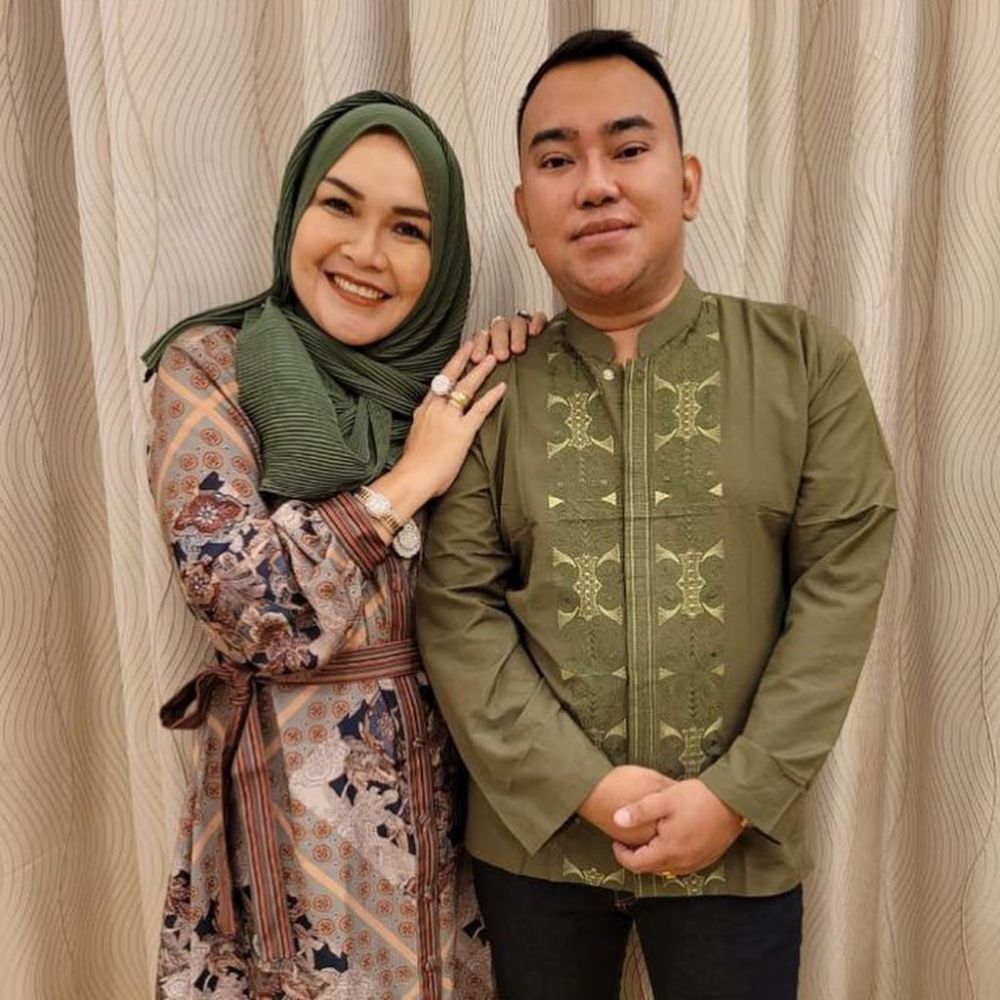 6 Potret ayah dan ibu Ayu Ting Ting pakai cincin banyak, jadi sorotan