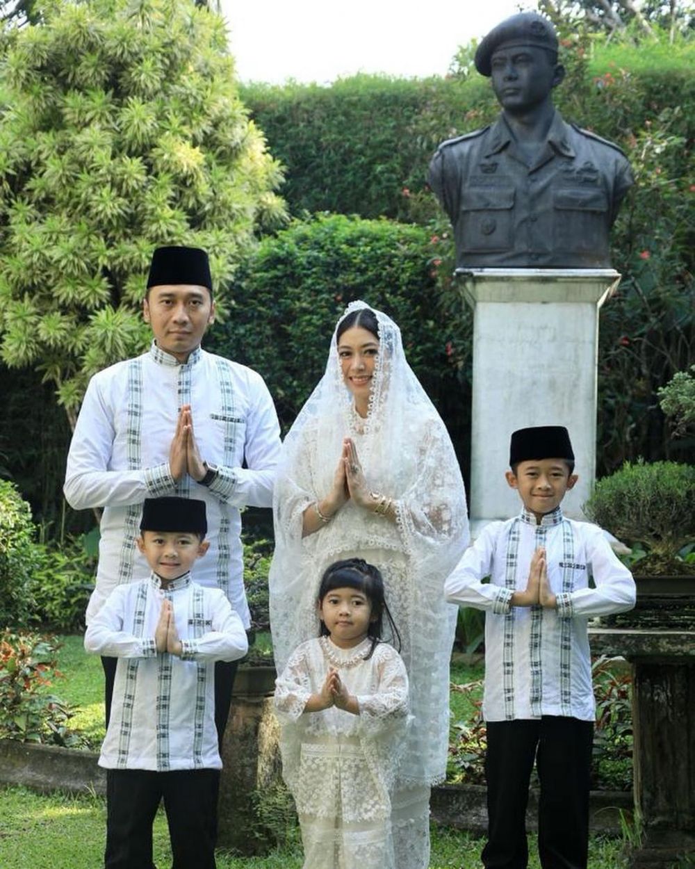 10 Momen keluarga SBY rayakan Lebaran, ziarah ke makam Ani Yudhoyono 