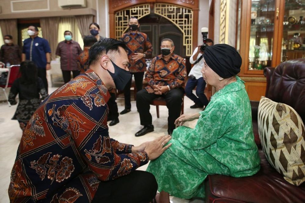 10 Momen keluarga SBY rayakan Lebaran, ziarah ke makam Ani Yudhoyono 