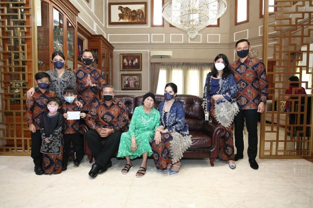 10 Momen keluarga SBY rayakan Lebaran, ziarah ke makam Ani Yudhoyono 