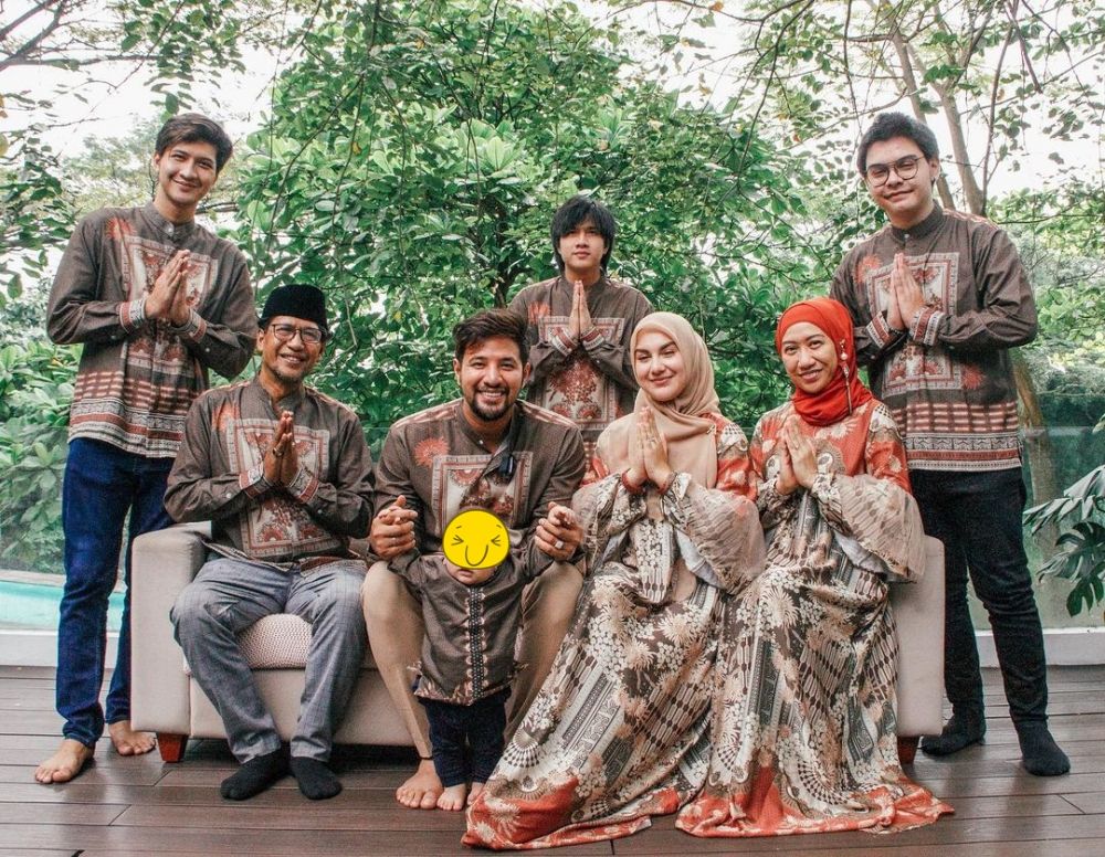 Potret 8 aktor ganteng rayakan Lebaran bareng mertua, curi perhatian